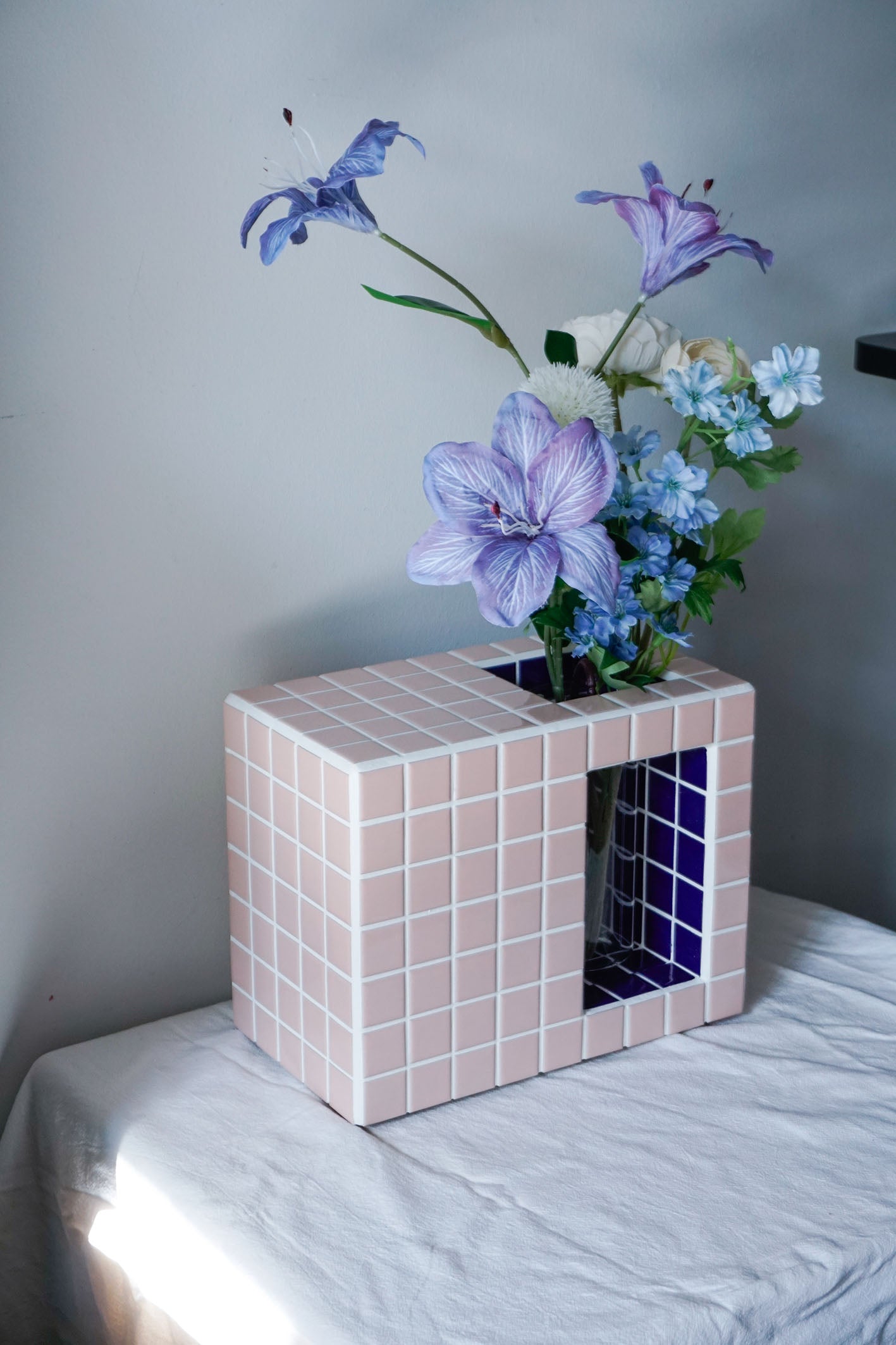 Hollow vase